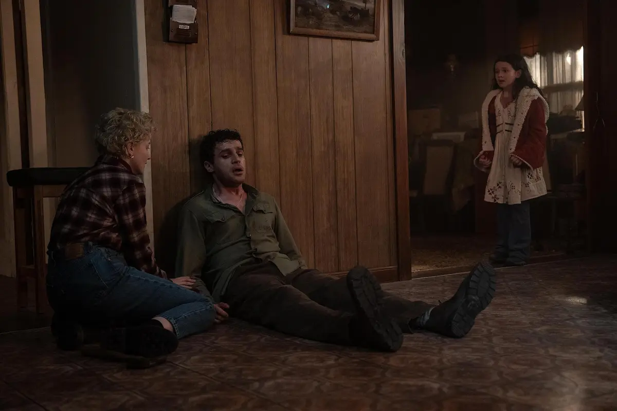 Julia Garner e Christopher Abbott in Wolf man (2025)