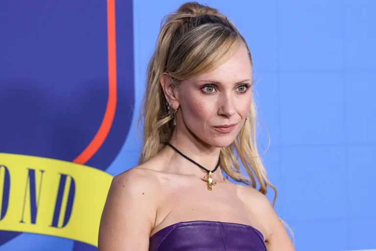 Juno Temple protagonista della serie Apple TV+ The Husbands