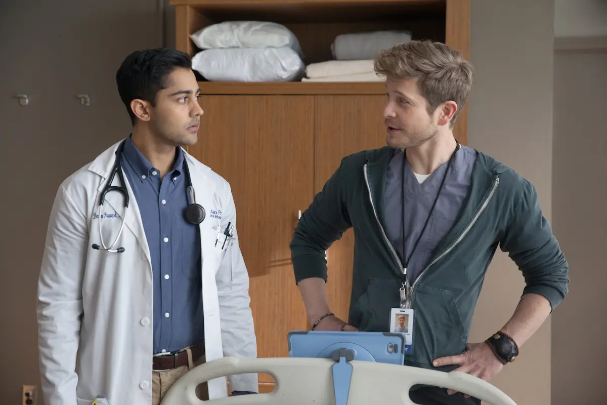 Manish Dayal nel ruolo di Devon Pravesh e Matt Czuchry in quello di Conrad Hawkins in The Resident