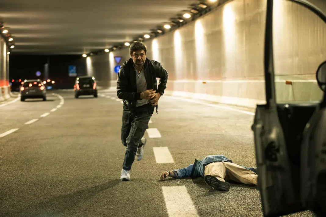 Pierfrancesco Favino in L'ultima notte di Amore (2023)