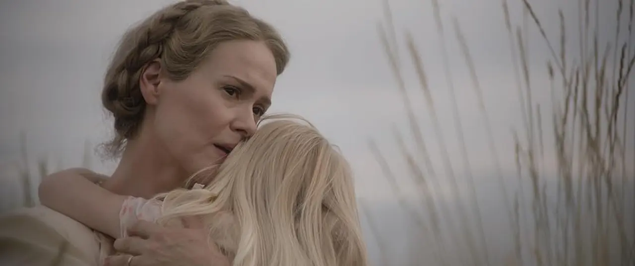 Sarah Paulson e Emily Katherine Ford in Hold Your Breath