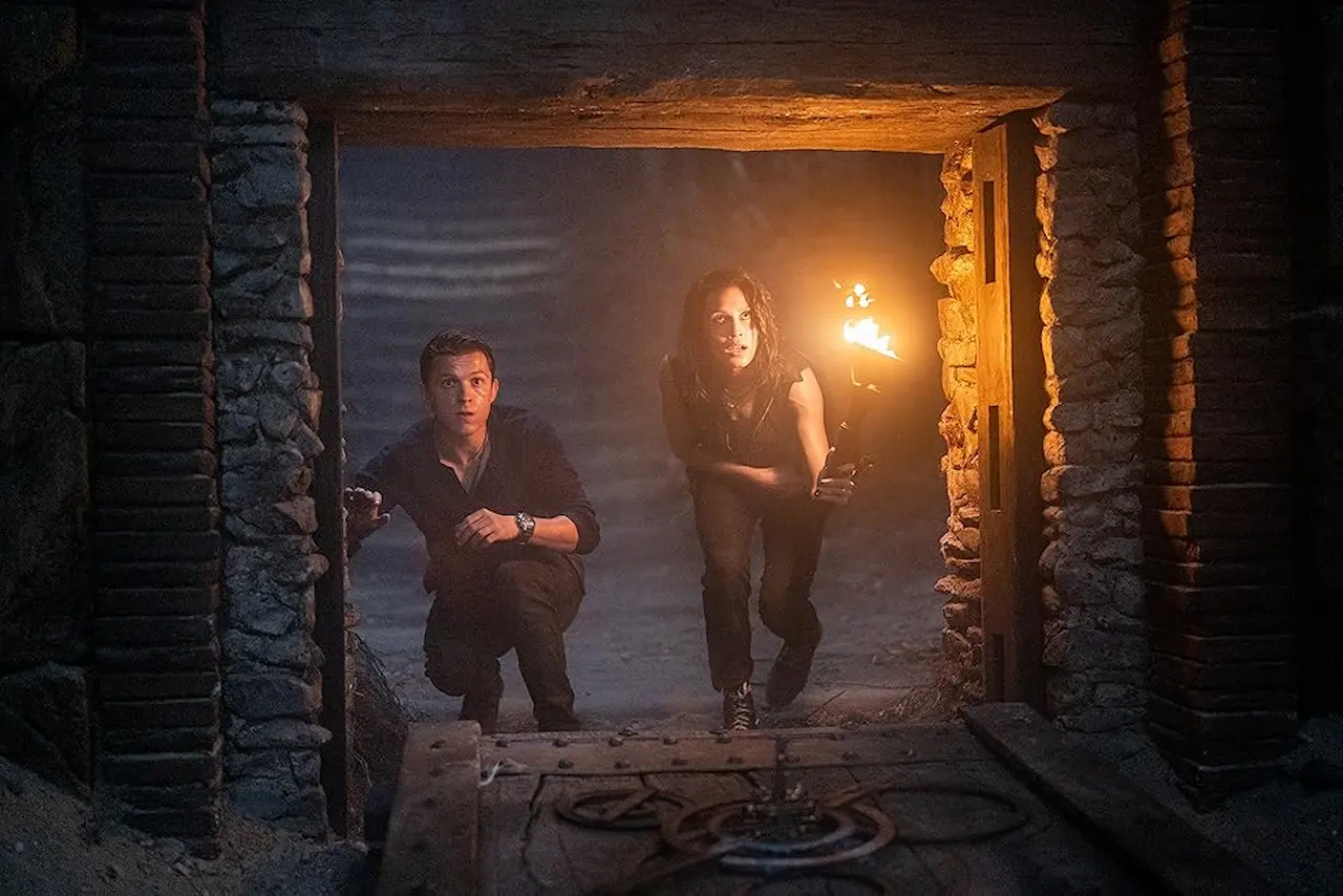 Sophia Ali e Tom Holland in Uncharted