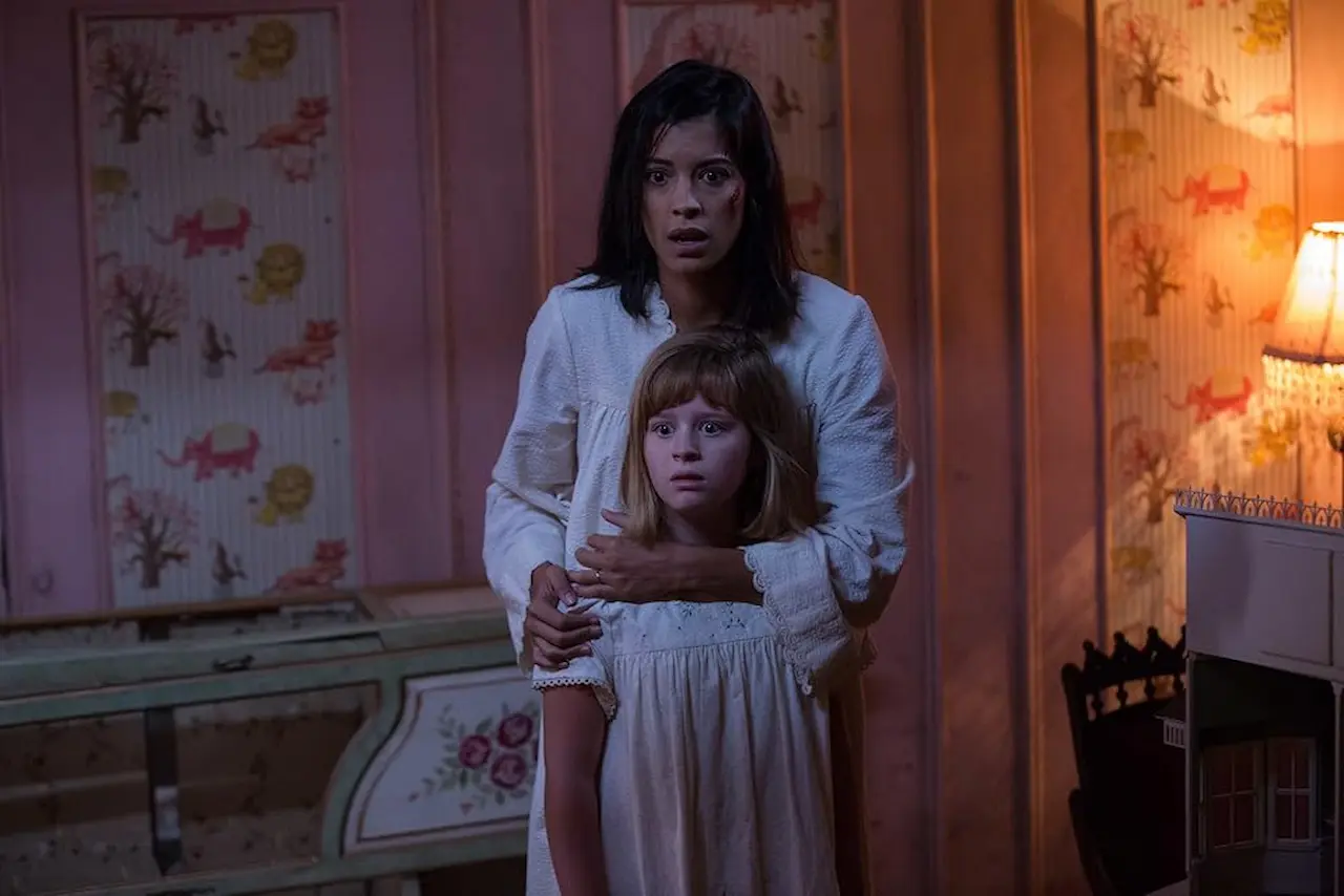 Stephanie Sigman e Lulu Wilson in Annabelle 2 Creation