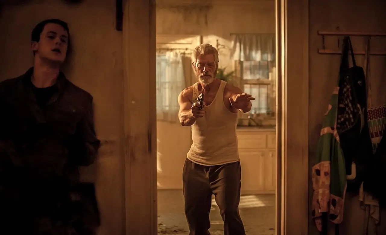Stephen Lang e Dylan Minnette in Man in the Dark