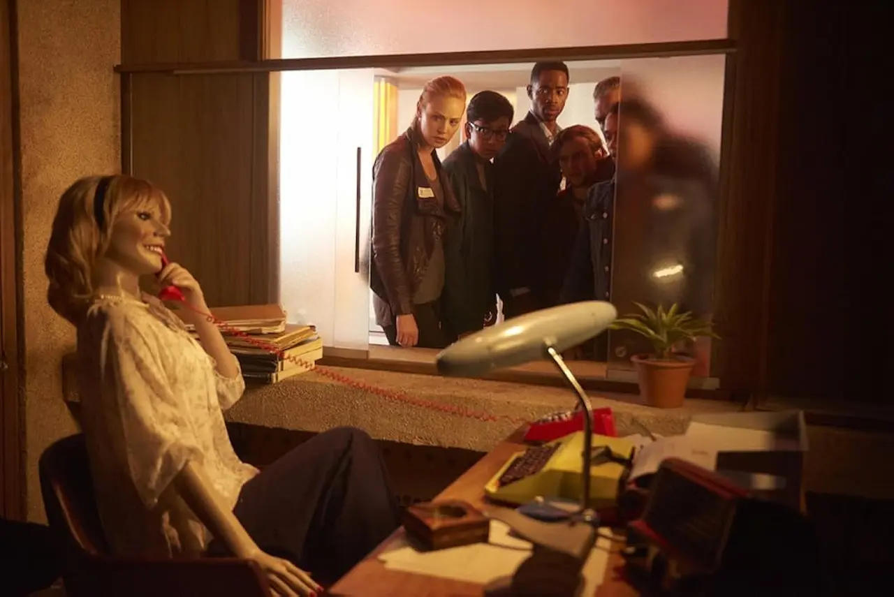Tyler Labine, Jay Ellis, Logan Miller, Deborah Ann Woll, Taylor Russell e Nik Dodani in Escape Room