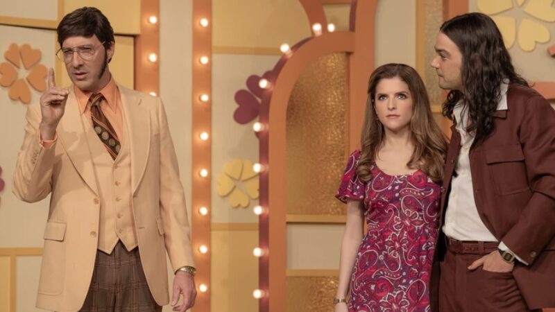 Woman of the Hour. In foto (da sinistra a destra) Tony Hale (Ed), Anna Kendrick (Sheryl) e Daniel Zovatto (Rodney) in Woman of the Hour. Cr. Leah Gallo Netflix © 2024.