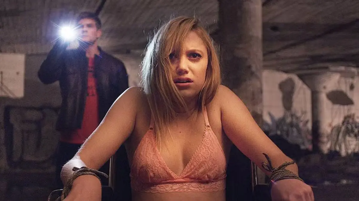 it follows Maika Monroe