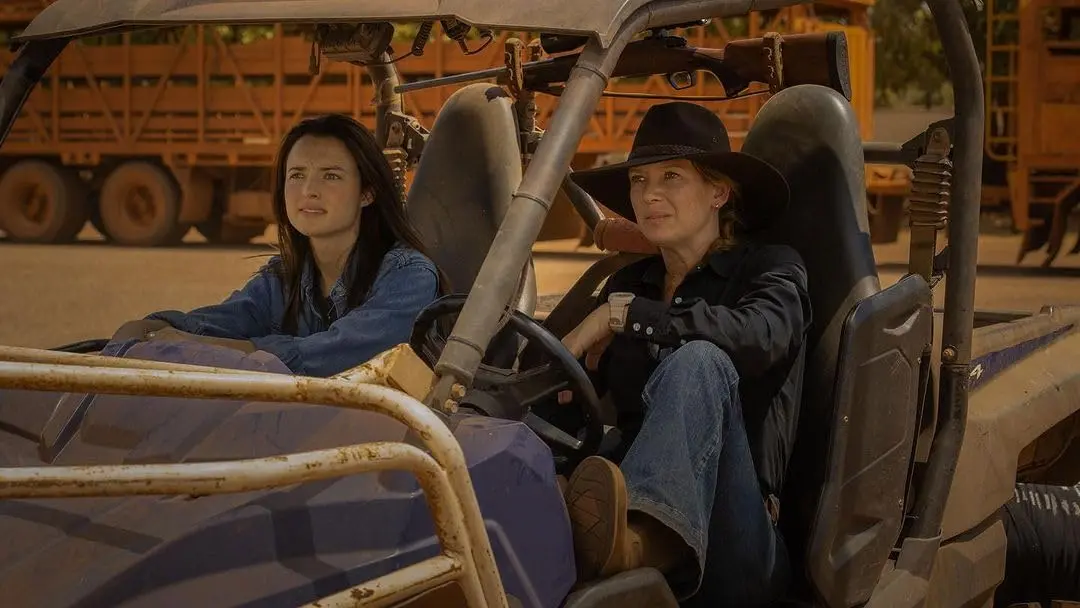 Anna Torv e Philippa Northeast in Desert King (2024)