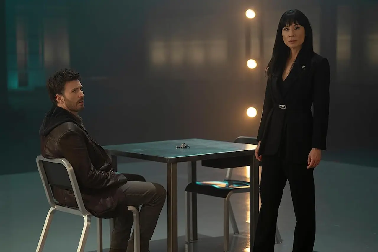 Chris Evans e Lucy Liu in Uno Rosso