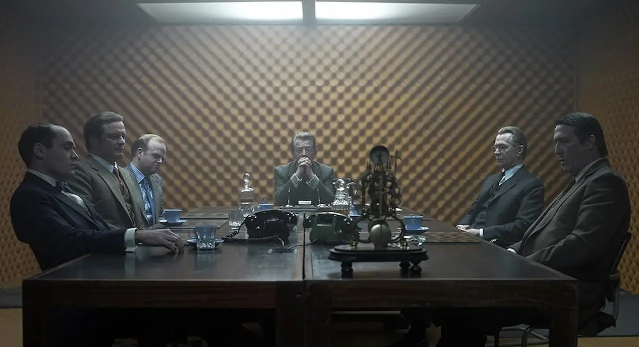 Colin Firth, Gary Oldman, John Hurt, Ciarán Hinds, Toby Jones e David Dencik in La talpa