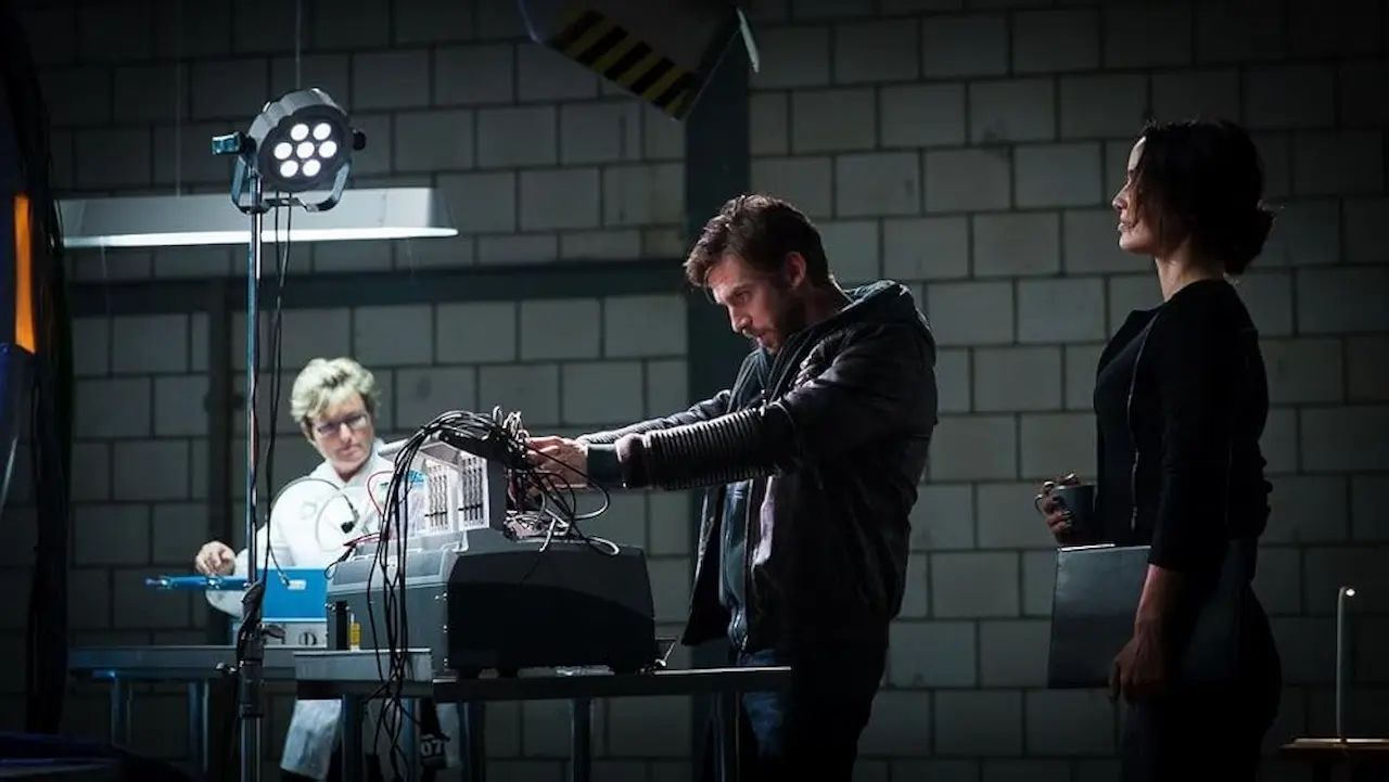 Dan Stevens e Bérénice Marlohe in Kill Switch - La guerra dei mondi