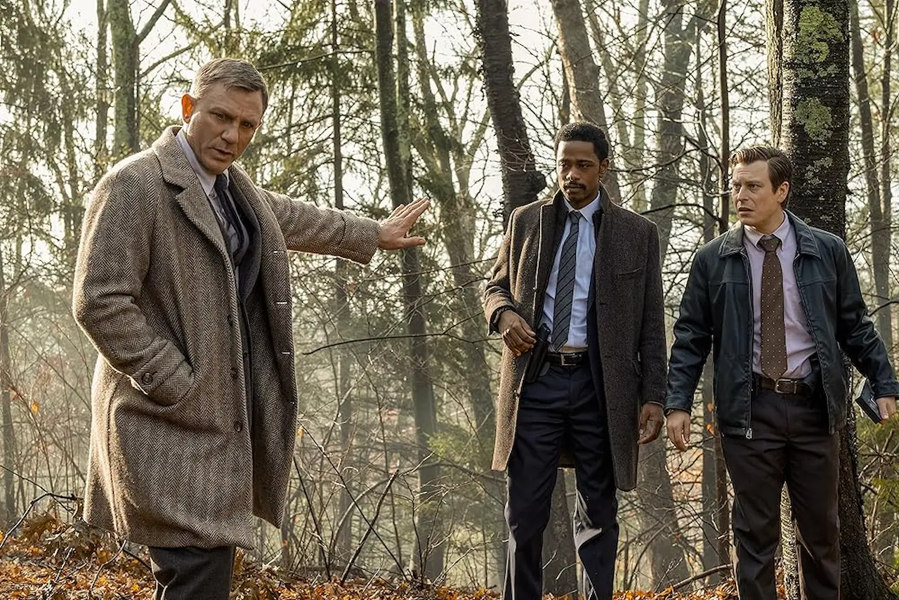 Daniel Craig, Noah Segan, and LaKeith Stanfield in Cena con delitto - Knives Out