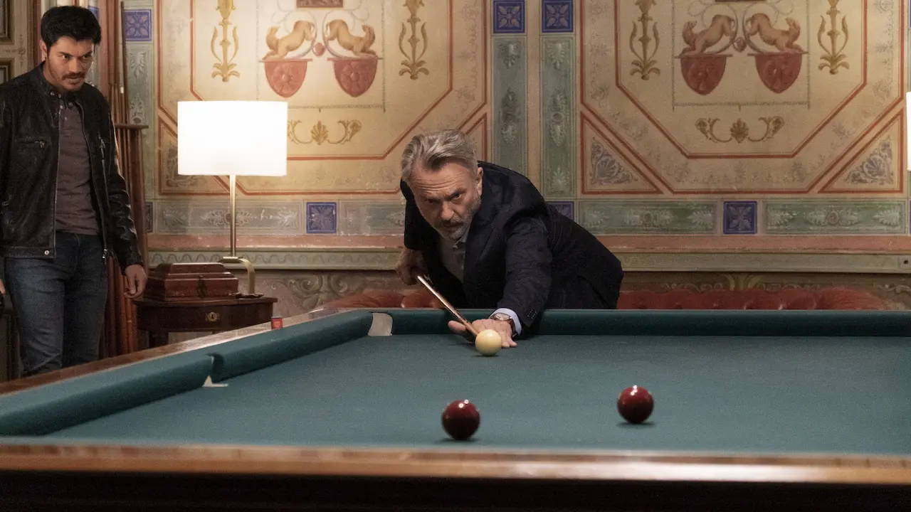Henry Golding e Sam Neill in Assassin Club