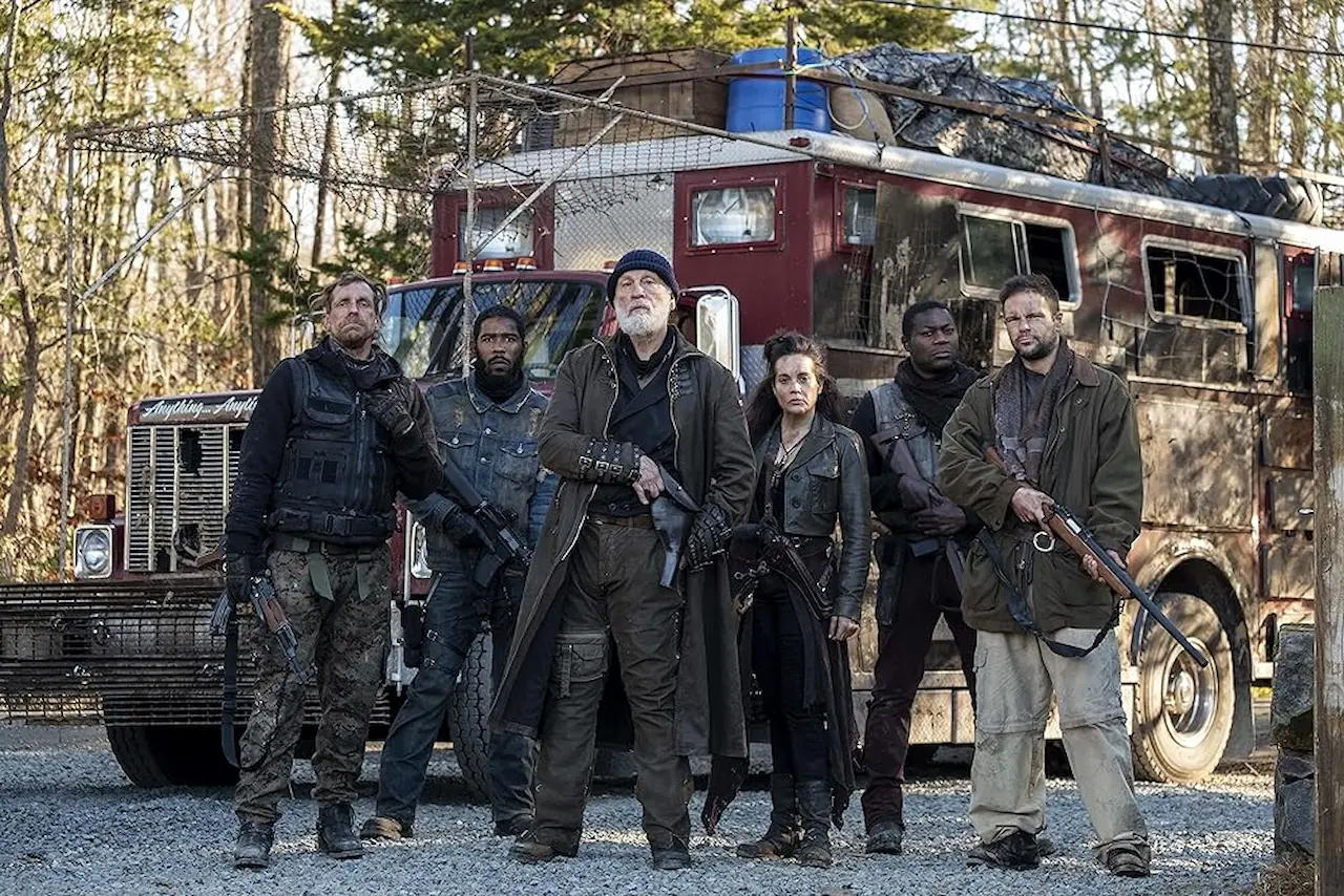 John Malkovich, Jenna Leigh Green, Obi Abili, Jon Orsini e Thaddeus Street in The Survivalist