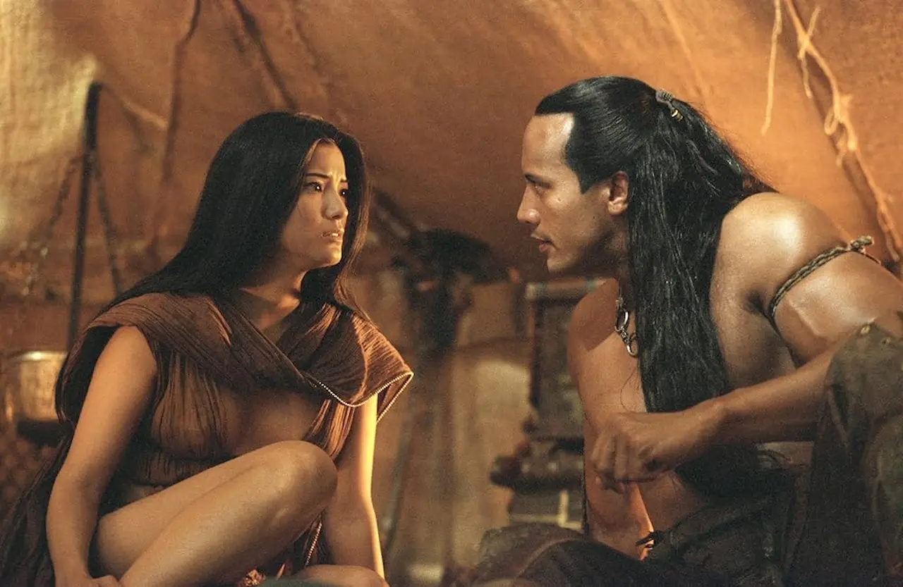 Kelly Hu e Dwayne Johnson in Il re scorpione