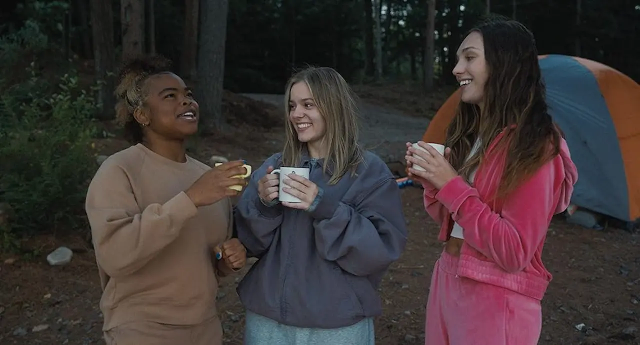 Kerrice Brooks, Maddie Ziegler e Maisy Stella in My Old Ass