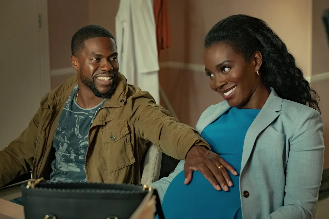 Kevin Hart e Deborah Ayorinde in Un padre