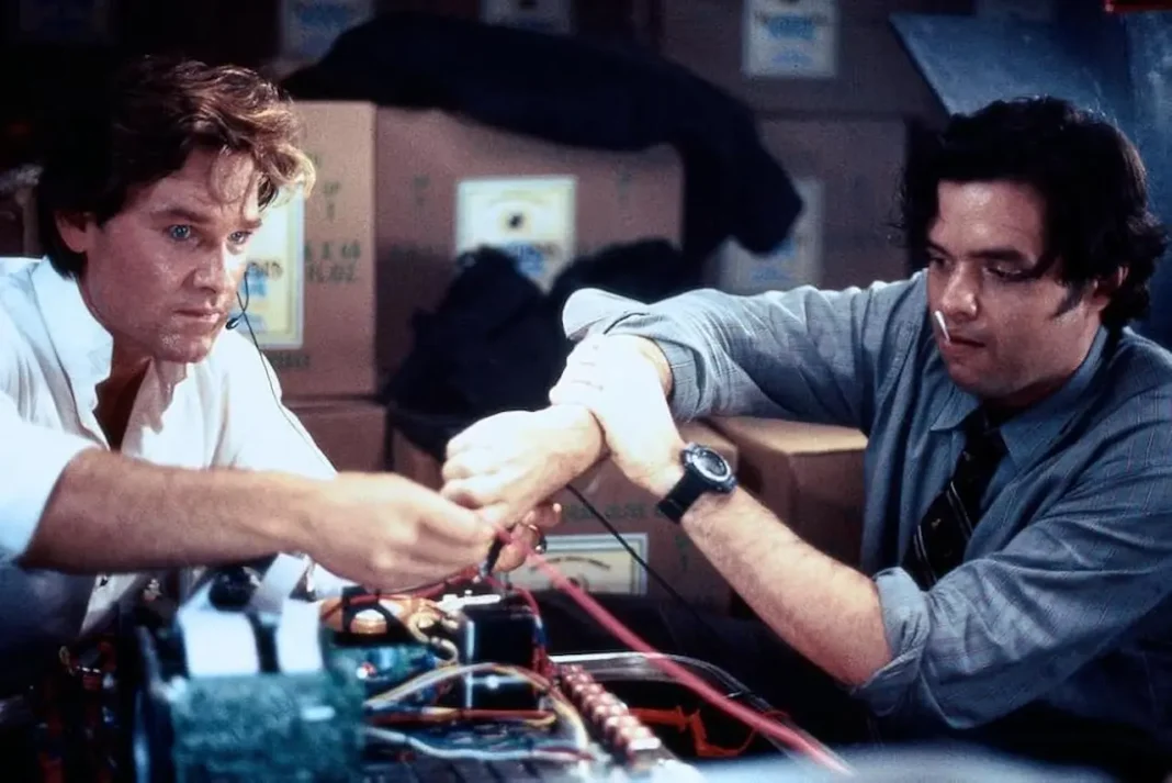Kurt Russell e Oliver Platt in Decisione critica