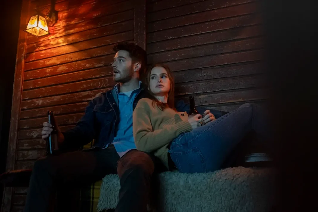 Madelaine Petsch e Froy Gutierrez in The Strangers_ Capitolo 1 (2024)