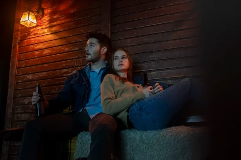 Madelaine Petsch e Froy Gutierrez svelano The Strangers: Capitolo 1, la storia più ampia e i sequel
