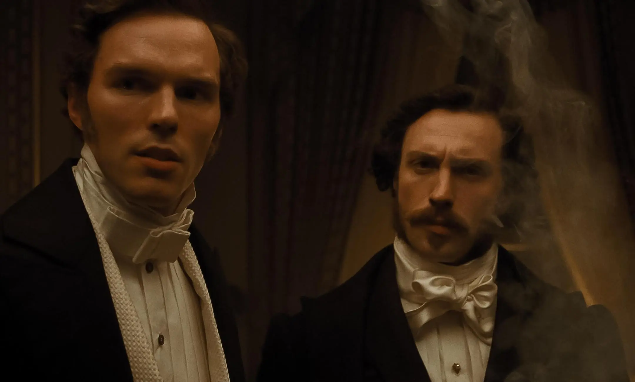Nicholas Hoult e Aaron Taylor-Johnson in Nosferatu (2024)