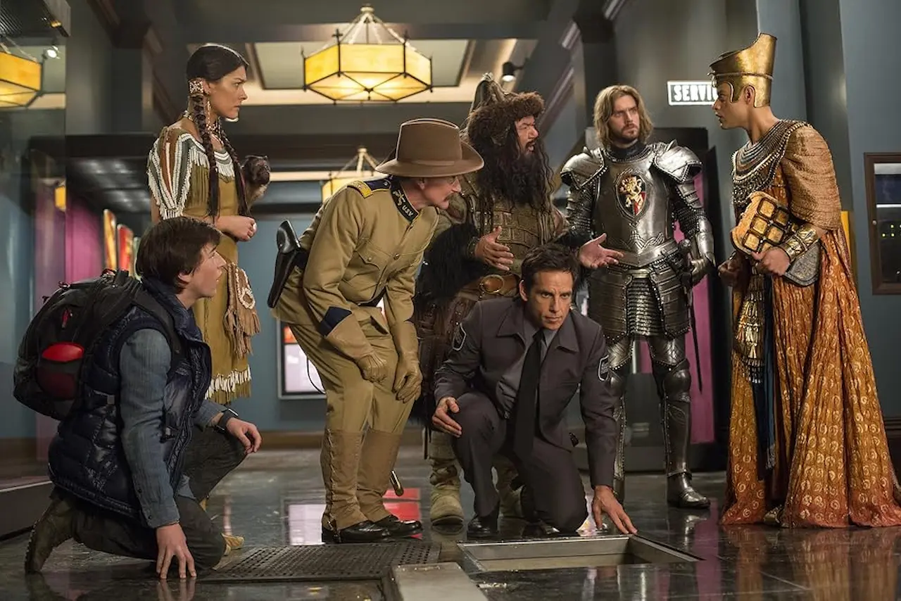 Robin Williams, Ben Stiller, Patrick Gallagher, Mizuo Peck, Dan Stevens, Skyler Gisondo e Rami Malek in Notte al museo 3 - Il segreto del faraone