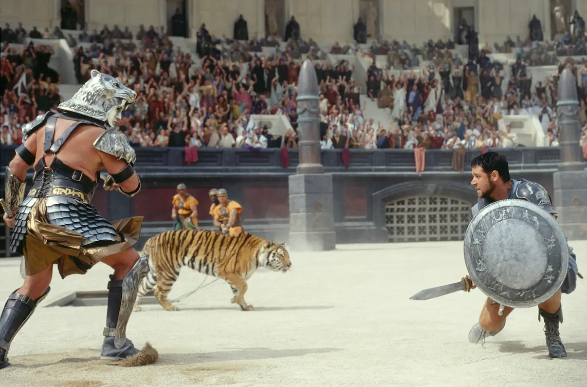 Russell Crowe and Sven-Ole Thorsen in Il gladiatore (2000)