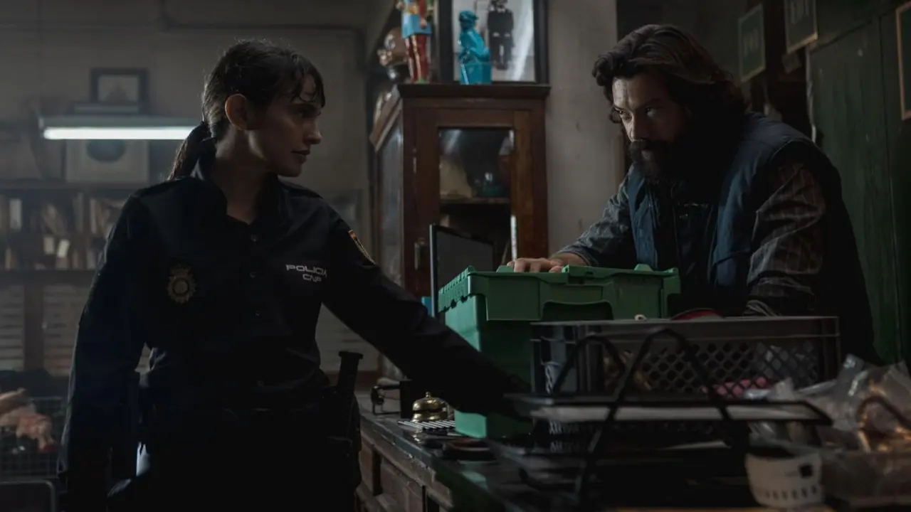 Verónica Echegui e Alvaro Morte in Lost and Found - La casa degli oggetti