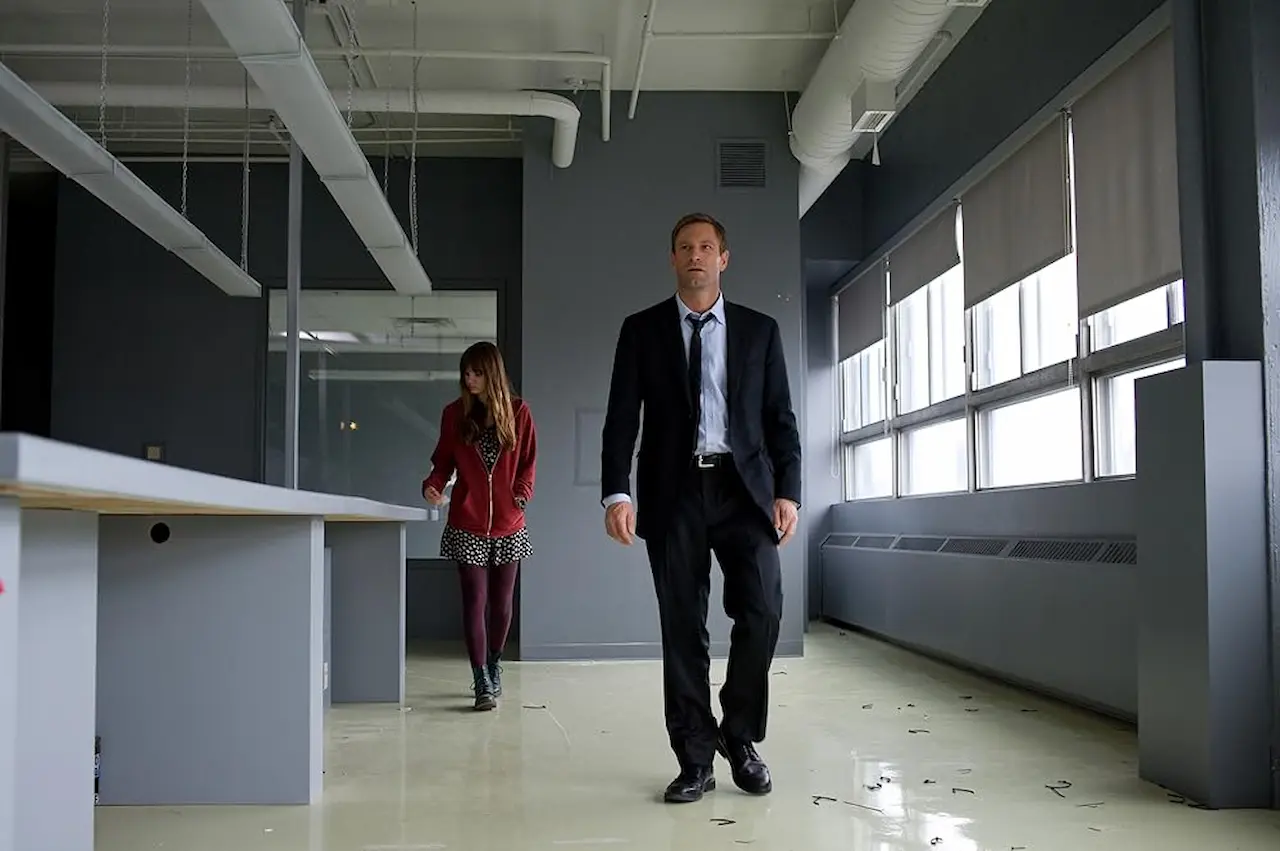 Aaron Eckhart e Liana Liberato in The Expatriate - In fuga dal nemico