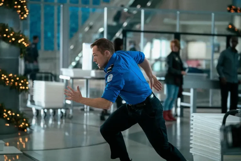 Carry-On, la spiegazione del finale: Ethan sconfigge il Viaggiatore?