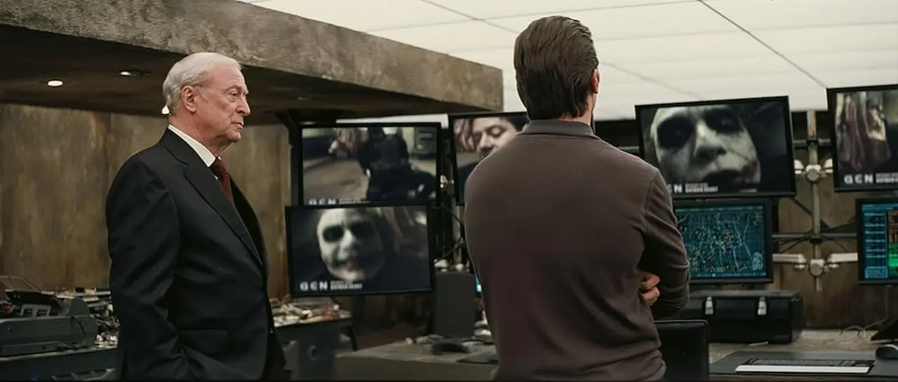 Christian Bale, Michael Caine e Heath Ledger in Il cavaliere oscuro