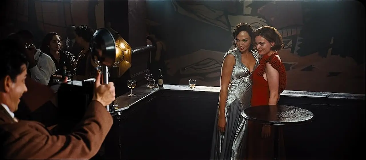 Gal Gadot e Emma Mackey in Assassinio sul Nilo