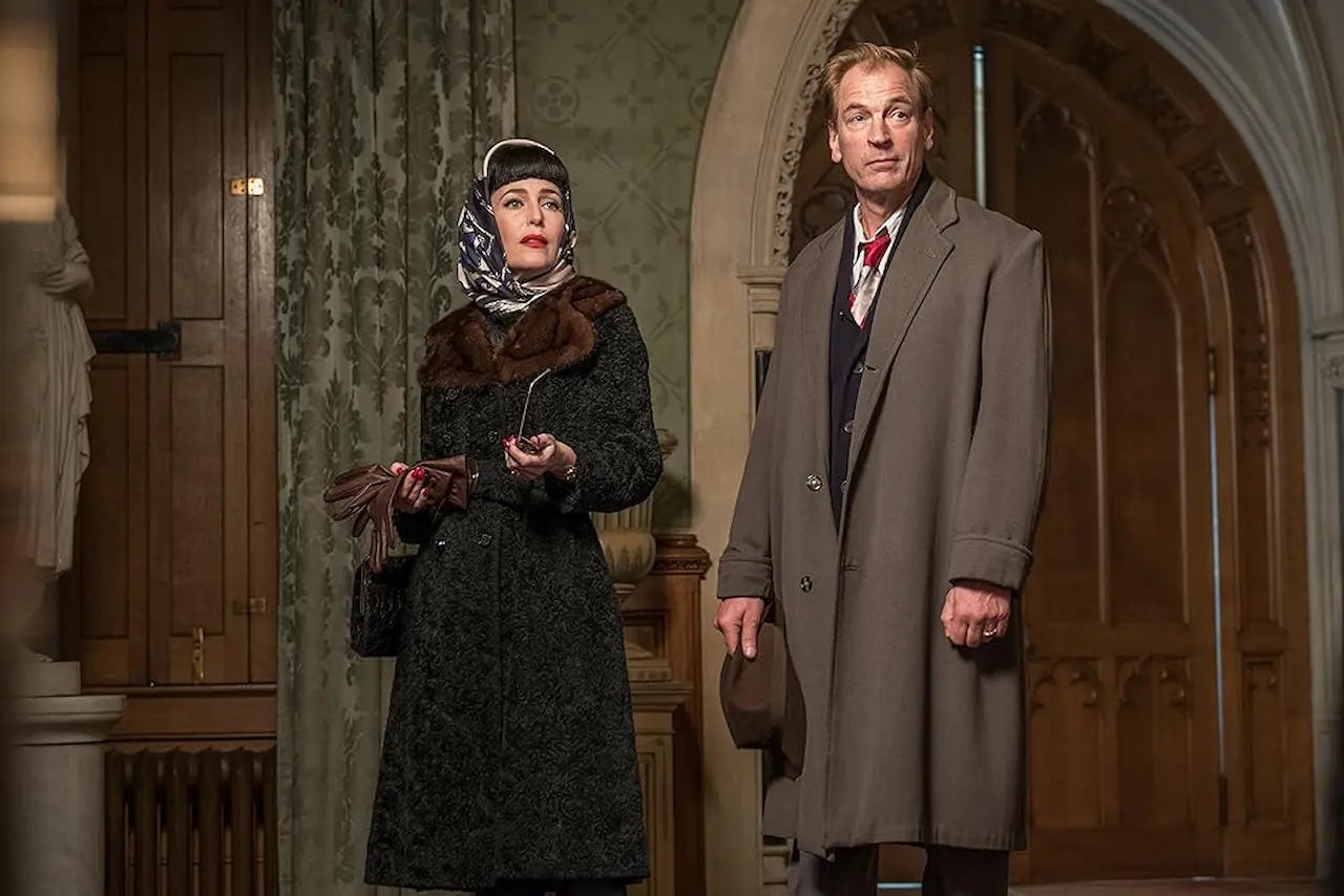 Gillian Anderson e Julian Sands in Mistero a Crooked House