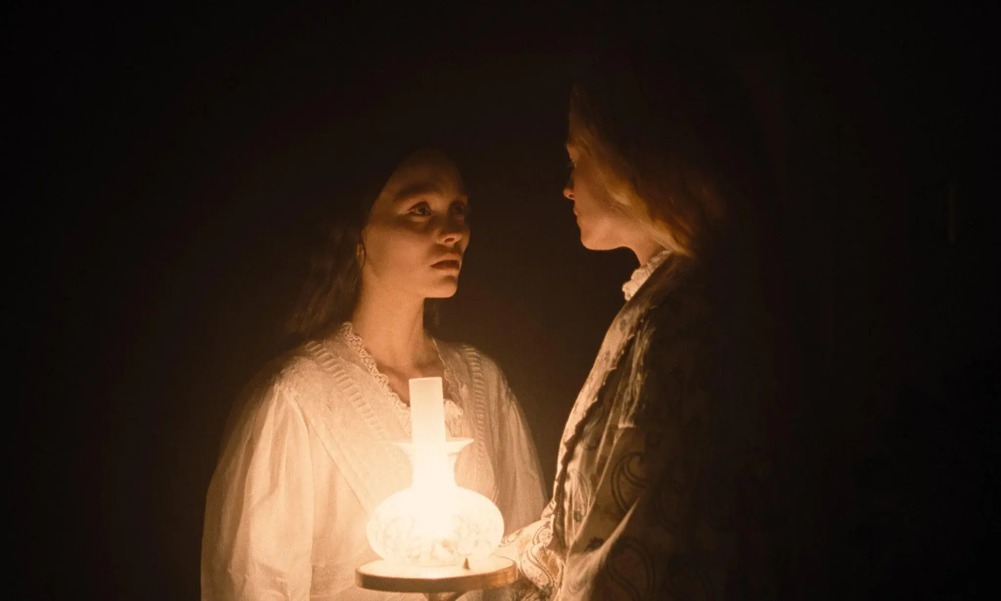 Lily-Rose Depp e Emma Corrin in Nosferatu (2024)