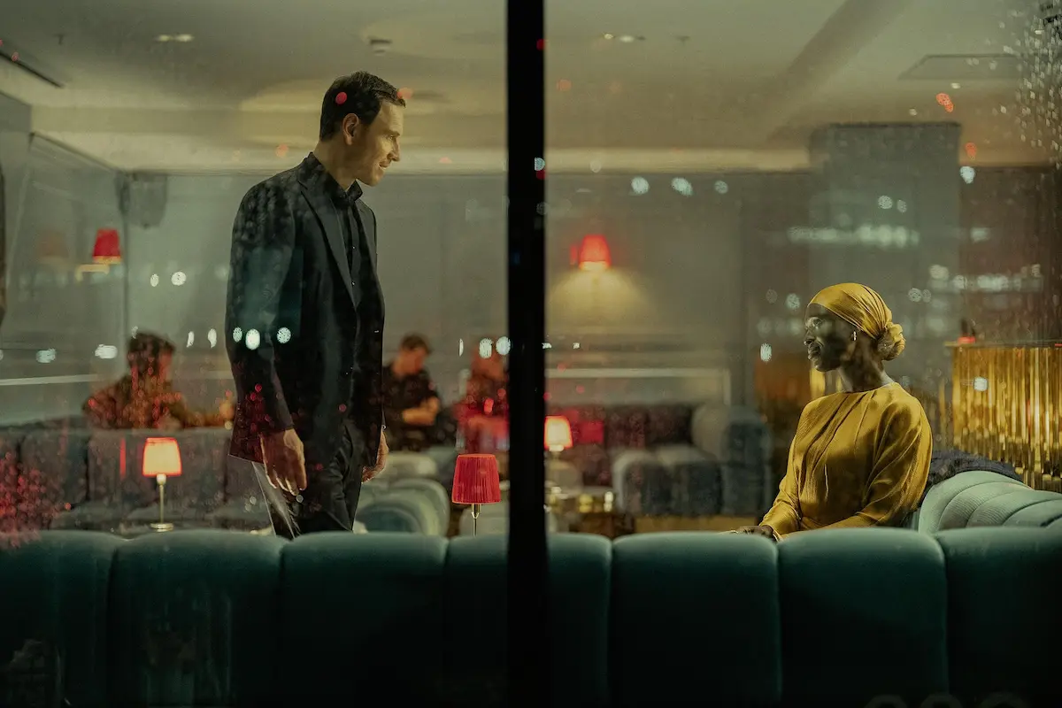 Michael Fassbender e Jodie Turner-Smith in The Agency (2024)