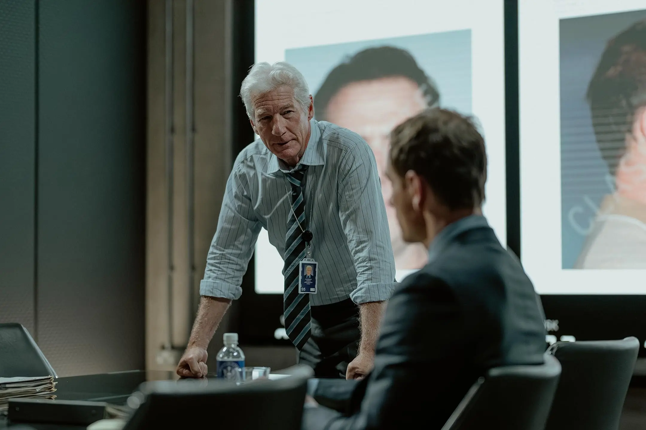 Richard Gere e Michael Fassbender in The Agency (2024)