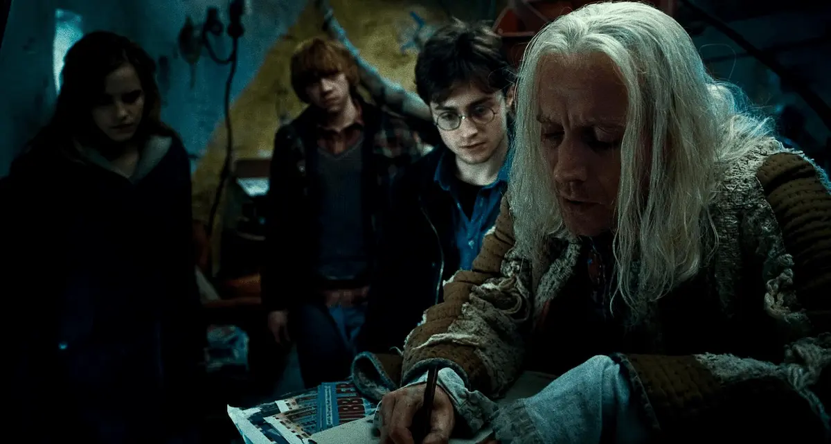 Rupert Grint, Rhys Ifans, Daniel Radcliffe, and Emma Watson in Harry Potter e i Doni della Morte - Parte 1 (2010)