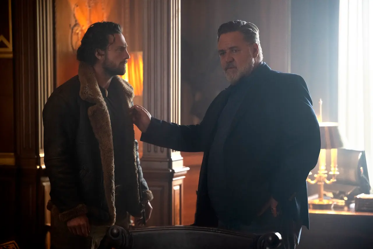 Russell Crowe e Aaron Taylor-Johnson in Kraven - Il Cacciatore
