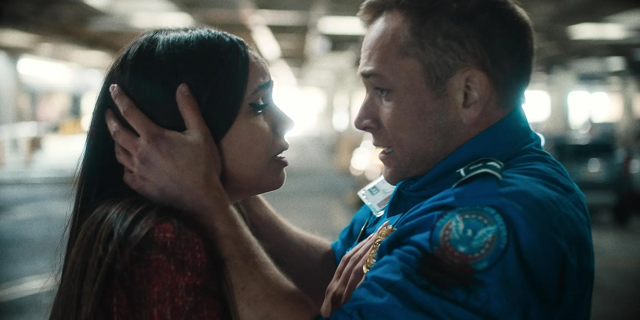 Taron Egerton e Sofia Carson in Carry-On (2024)