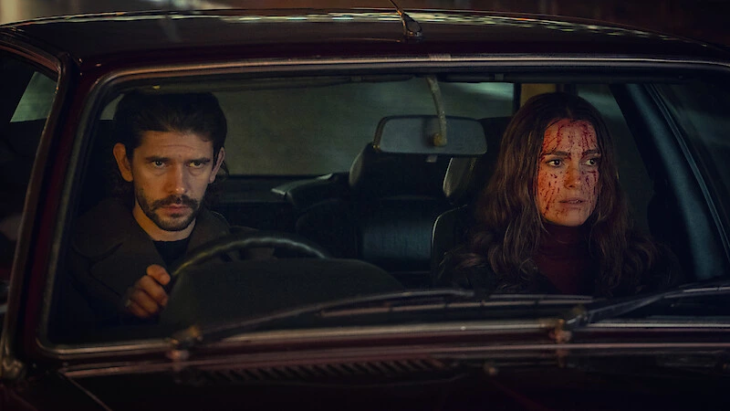 Ben Whishaw e Keira Knightley in una scena di Black Doves
