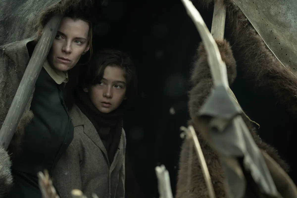AMERICAN PRIMEVAL. Betty Gilpin e Preston Mota