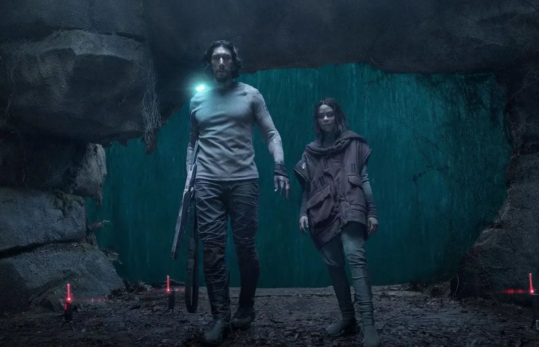 Adam Driver e Ariana Greenblatt in 65 - Fuga dalla Terra (2023)