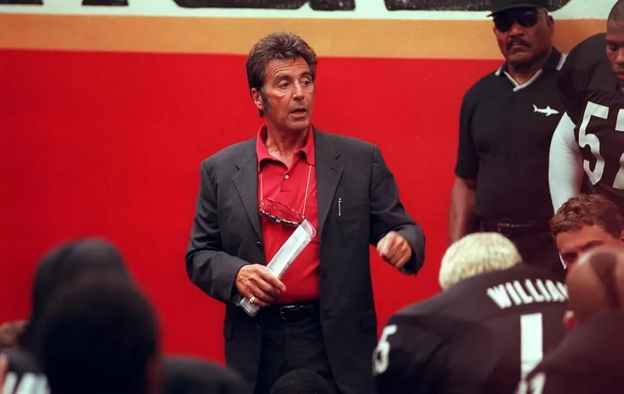 Al Pacino fa il suo discorso in Ogni maledetta domenica