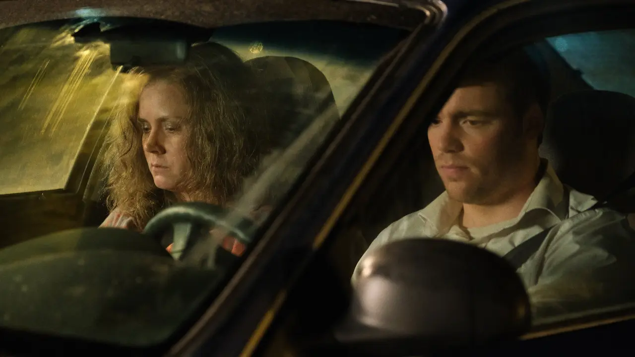 Amy Adams e Gabriel Basso in Elegia americana