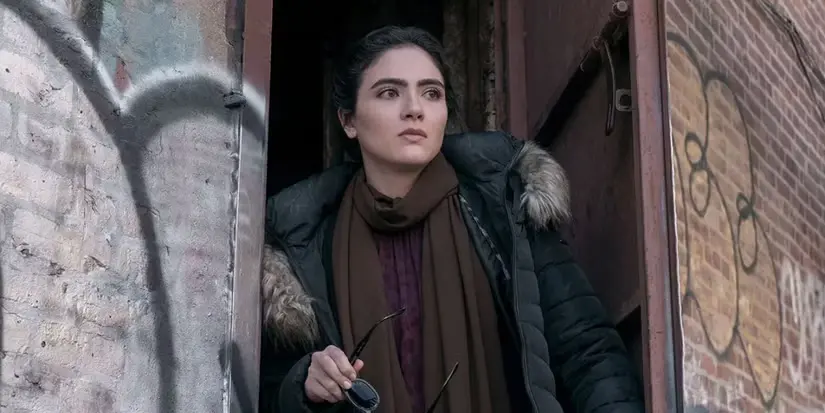 Arienne Mandi nel ruolo di Noor