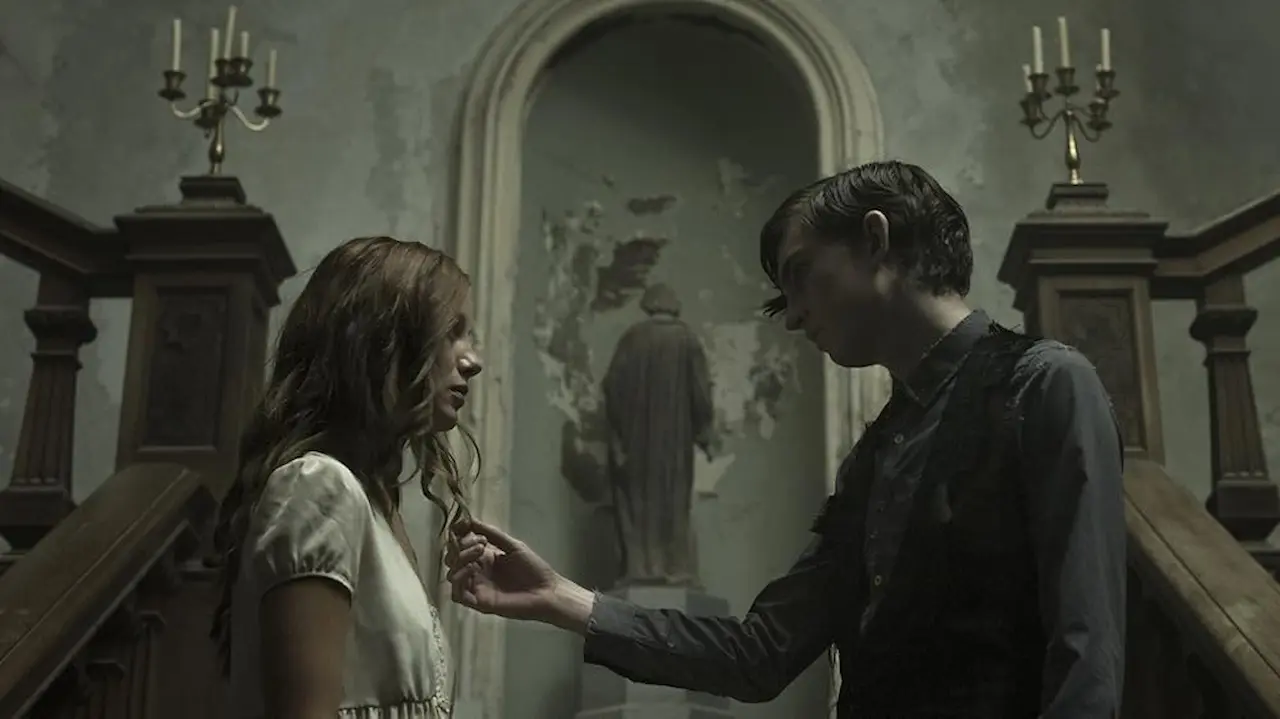 Bill Milner e Charlotte Vega in The Lodgers - Non infrangere le regole