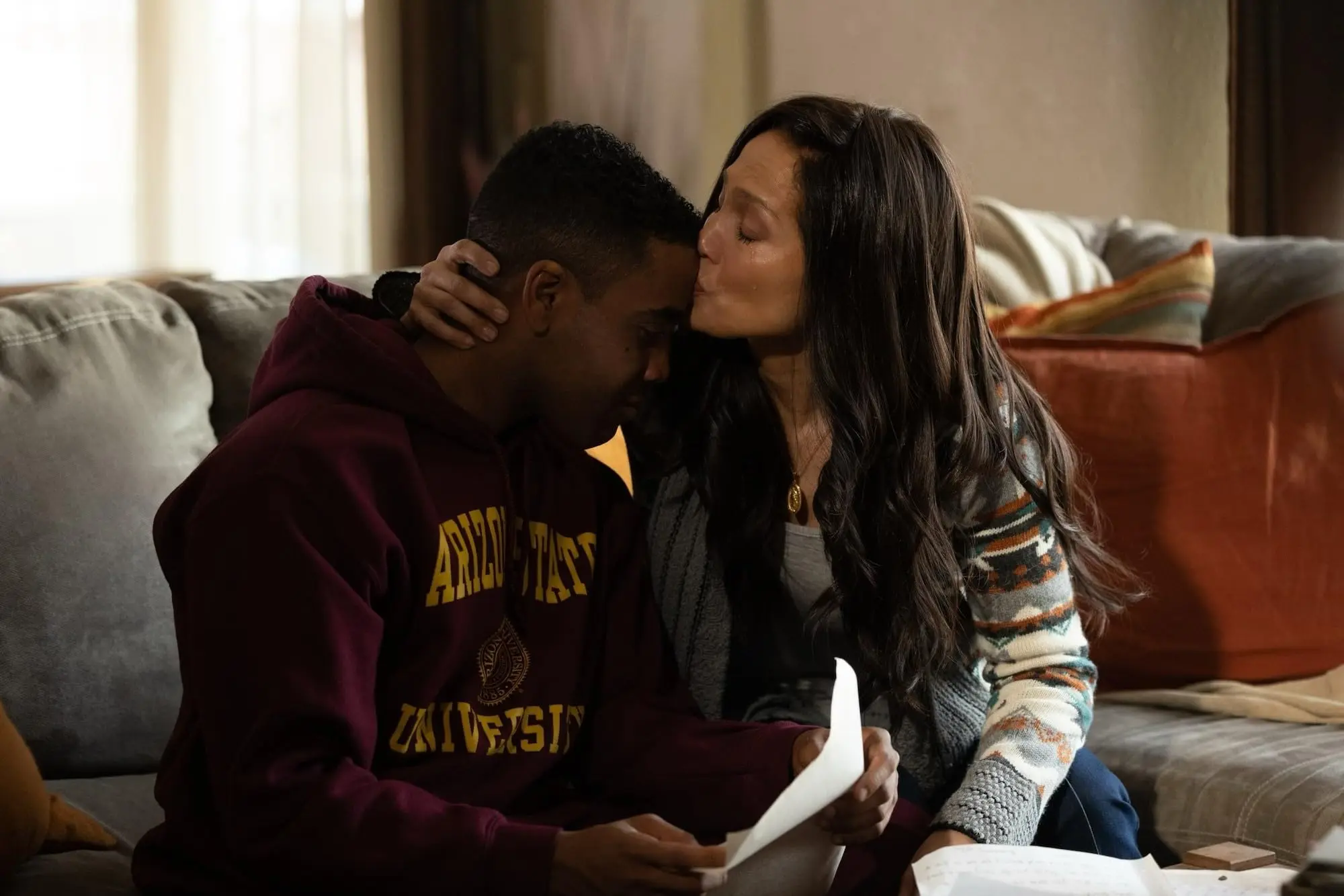 Jennifer Lopez e Jharrel Jerome in Inarrestabile (Unstoppable)