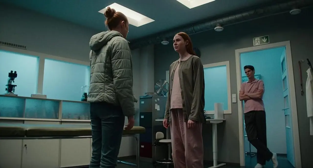 Karen Gillan e Andrei Alén in Dual - Il clone