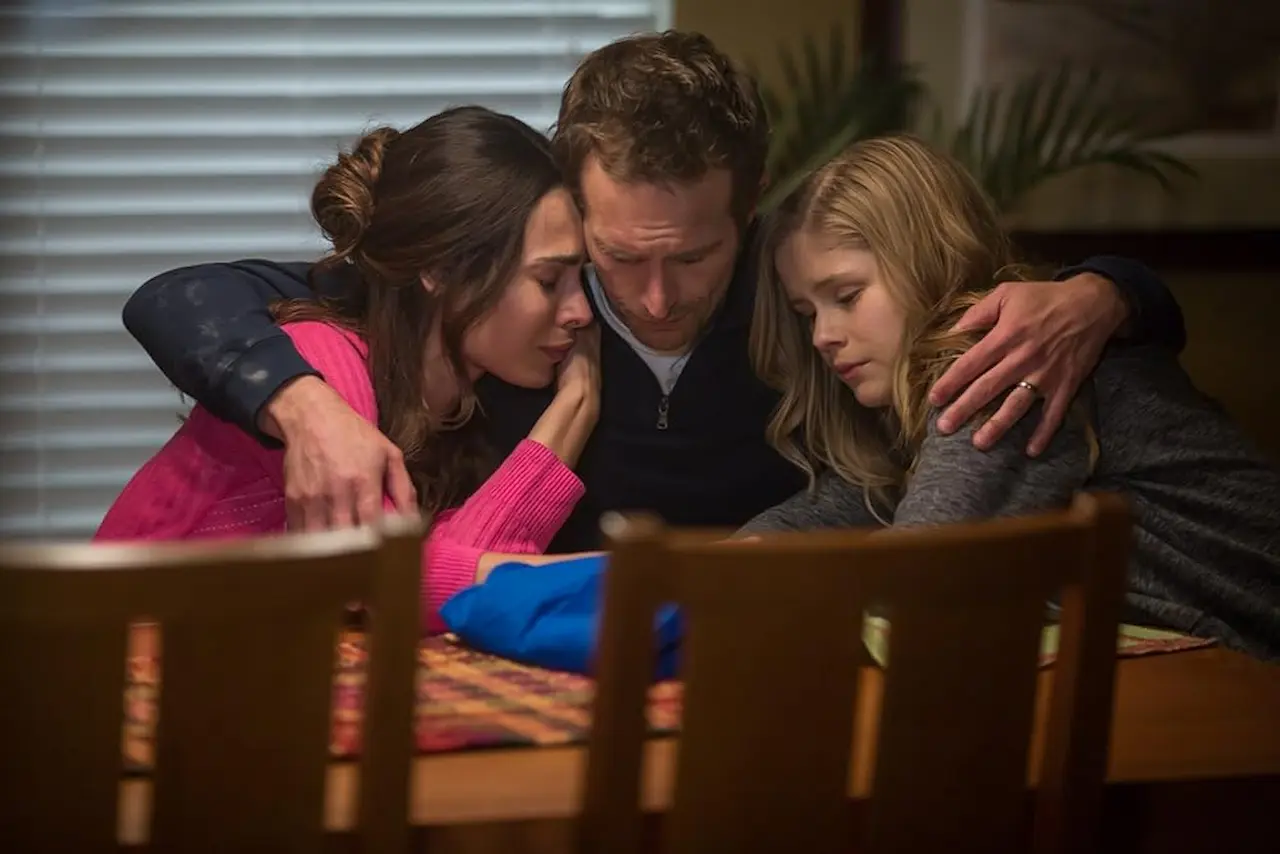 Michael Vartan, Nadine Velazquez e Erin Moriarty in Within - Presenze