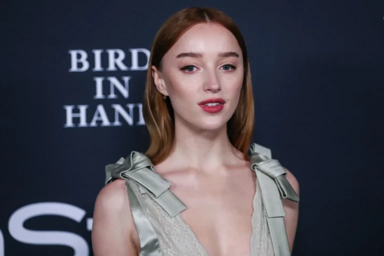 Phoebe Dynevor si unisce a Jake Gyllenhaal nel nuovo film di M. Night Shyamalan